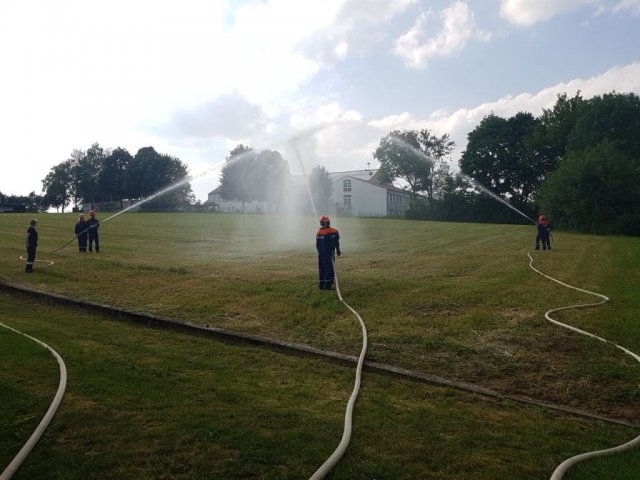 Feuerwehrjugend hält 24 Stunden Bereitschaft - Wassereinsatz